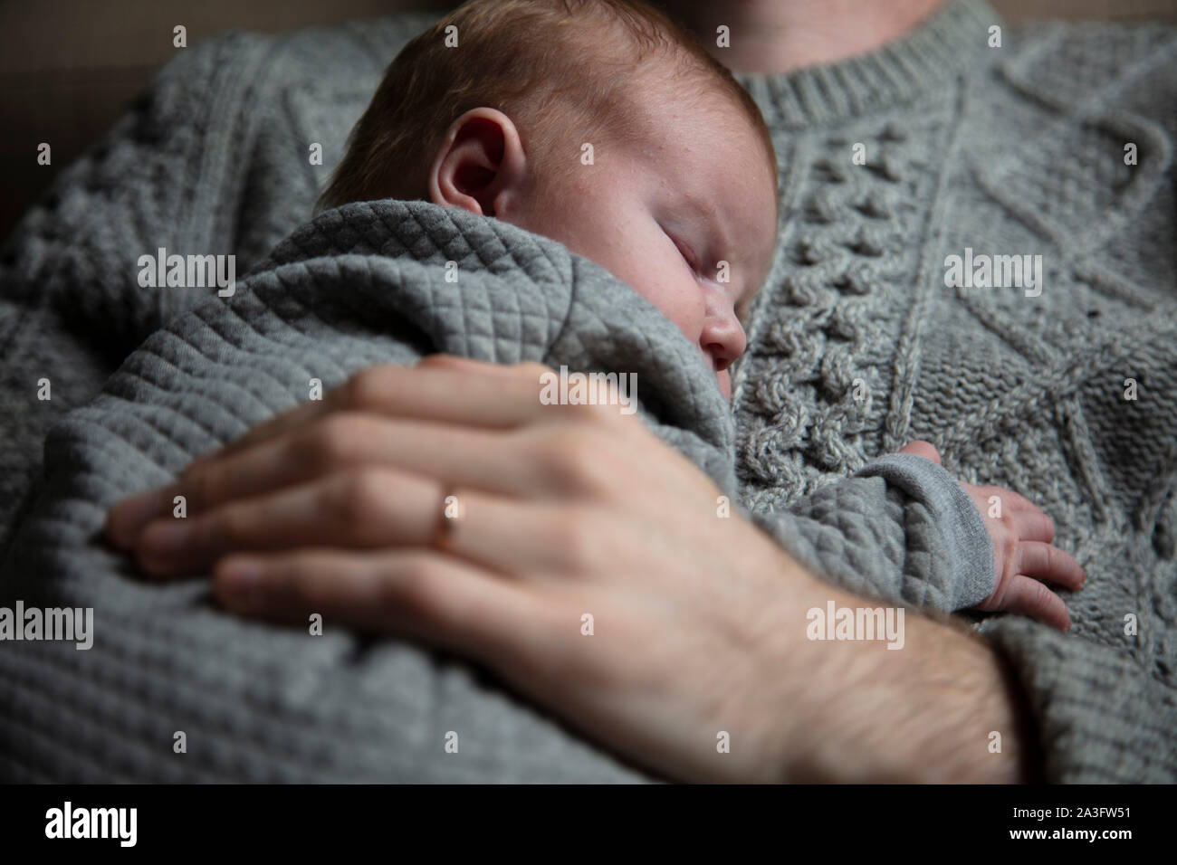 Nouveau Ne Bebe Calin Papa Pere Banque D Image Et Photos Alamy