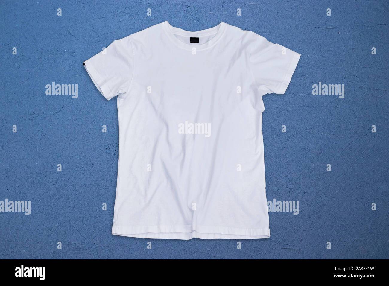 Maquette T-shirt et modèle sur fond isolé pour la mode et textile Banque D'Images