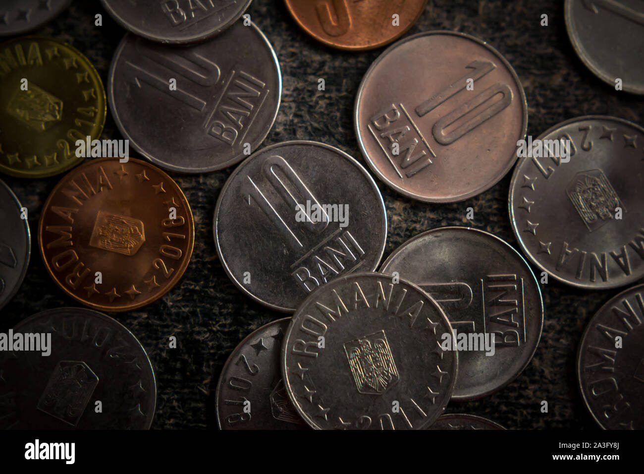 Photo en gros plan d'argent roumain, pièces de monnaie, 10, 5 et bani bani 1 ban Banque D'Images