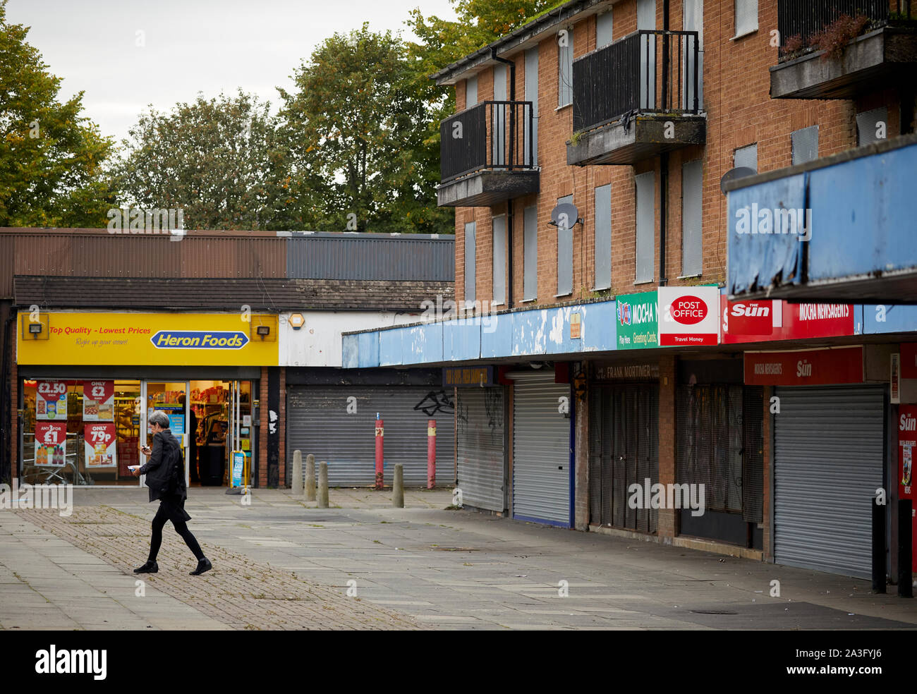 Le défilé de moka négligé shopping precinct à Salford Banque D'Images