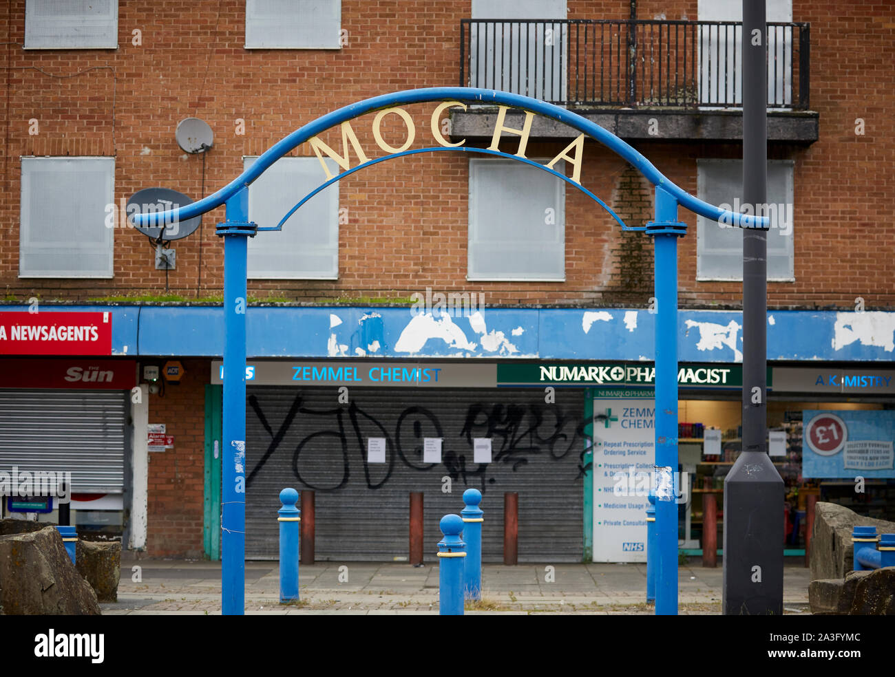 Le défilé de moka négligé shopping precinct à Salford Banque D'Images