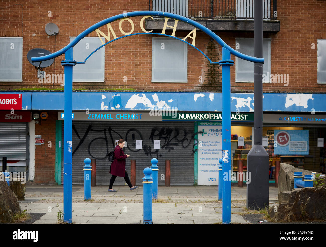 Le défilé de moka négligé shopping precinct à Salford Banque D'Images