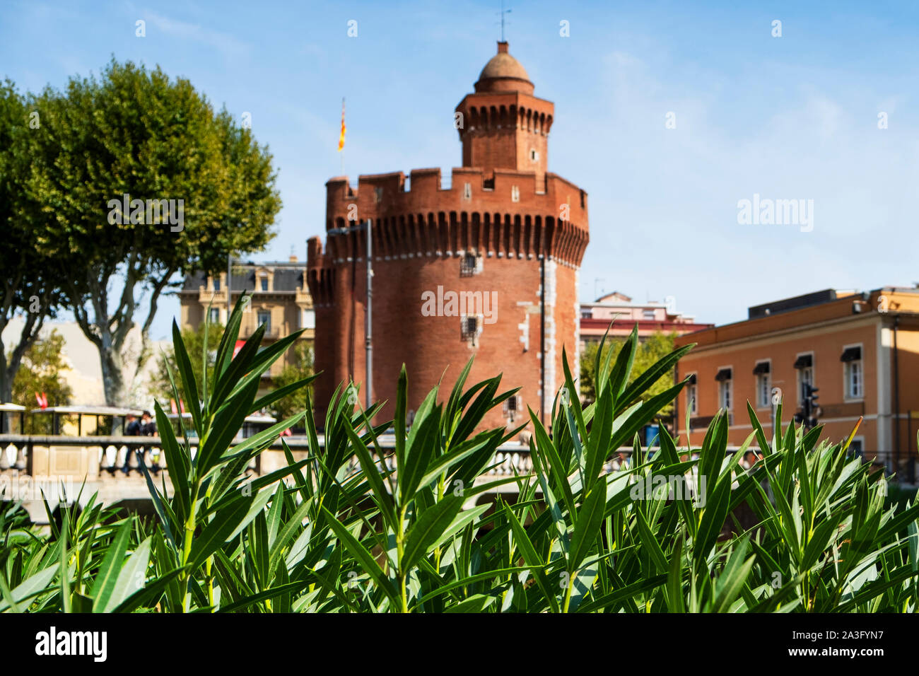 Une vue sur le pont au-dessus de la Basse Magenta River à Perpignan, France, et le Castillet forteresse à l'accent dans l'arrière-plan Banque D'Images Une vue sur le pont au-dessus de la Basse Magenta River à Perpignan, France, et le Castillet forteresse à l'accent dans l'arrière-plan Banque D'Images