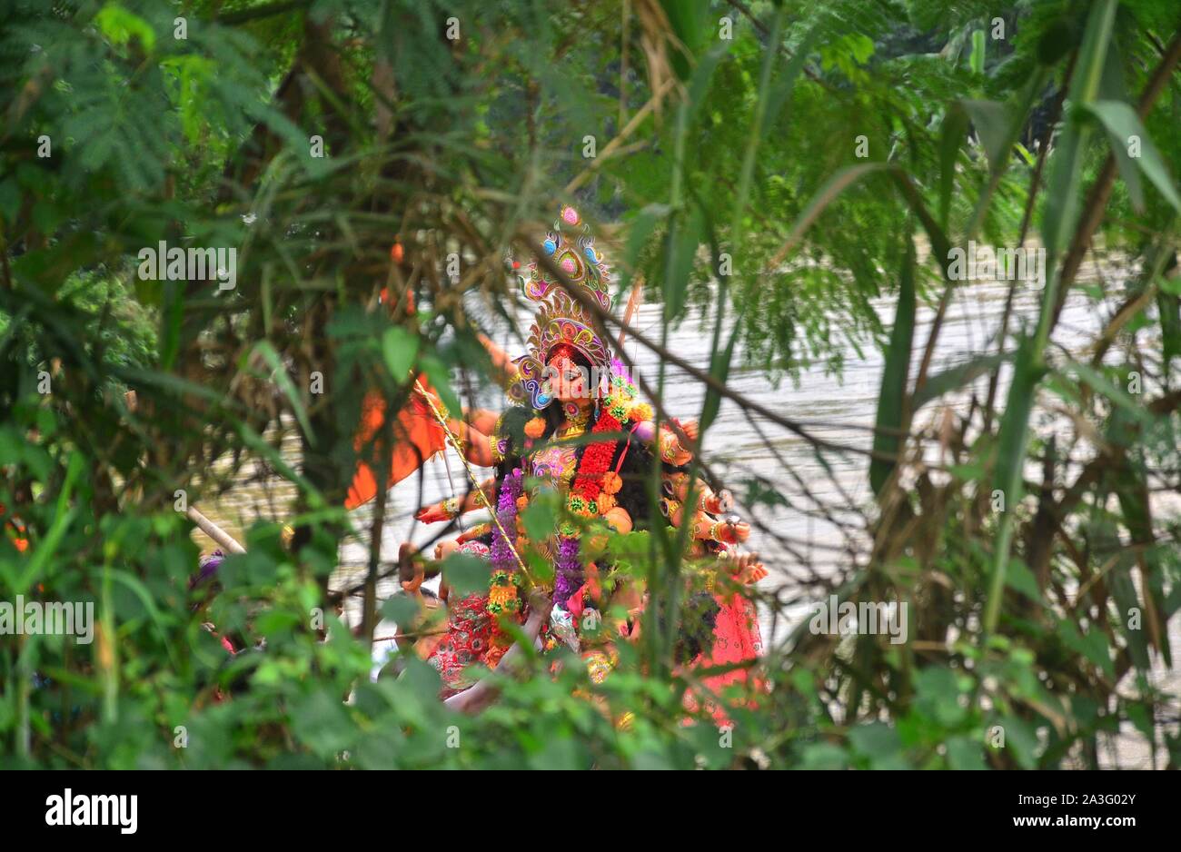 Les dévots hindous se préparent à plonger l'idole de la déesse hindoue Durga pour immersion dans l'eau le dernier jour de la Durga Puja festival à Jodhpur, Inde du nord-est de l'état de Nagaland. Durga Puja commémore l'assassinat de roi démon Mahishasur par la déesse Durga, marquant le triomphe et bien sur le mal. Banque D'Images