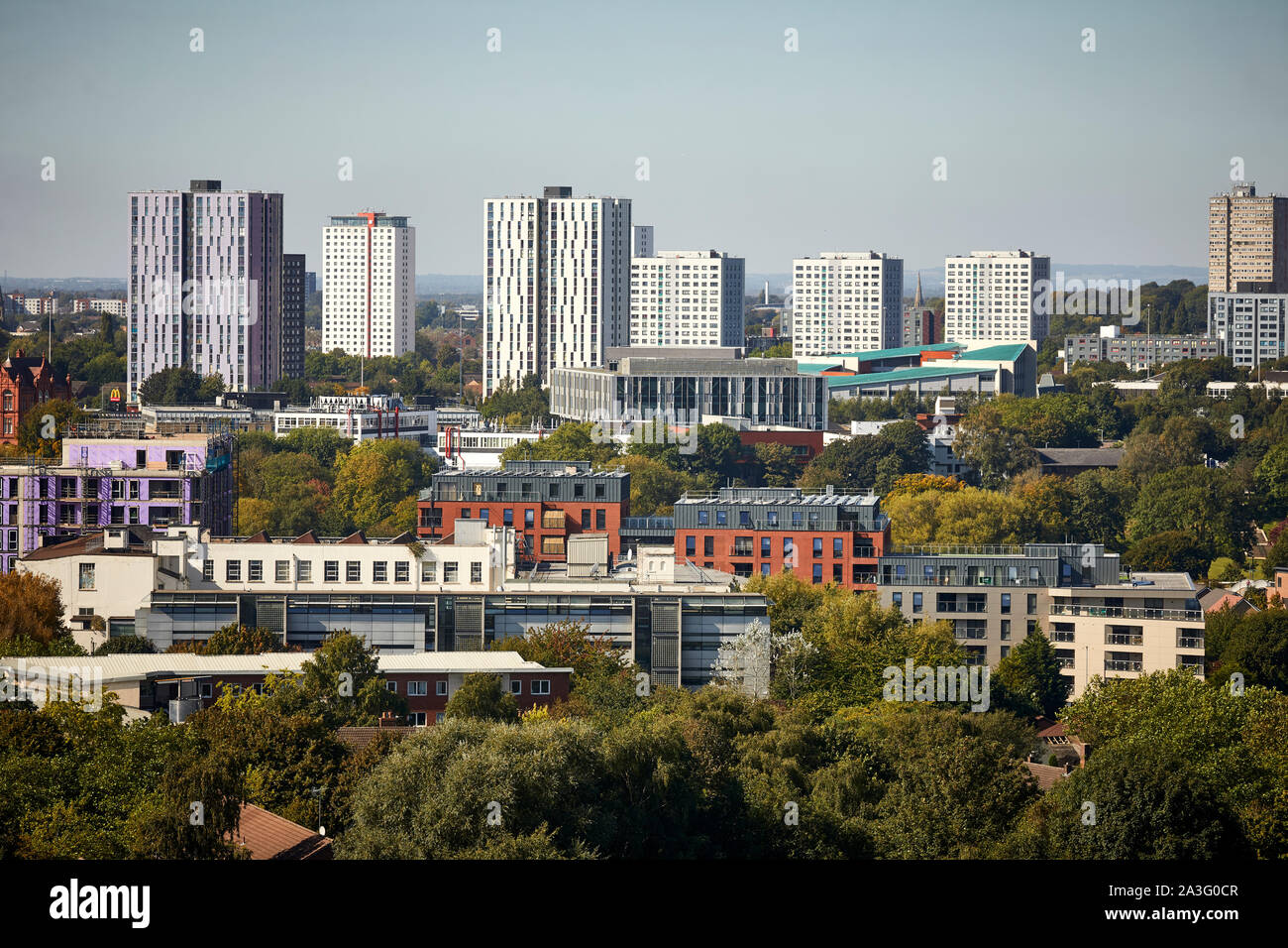 Salfords Skyline avec arbres et de tours Banque D'Images
