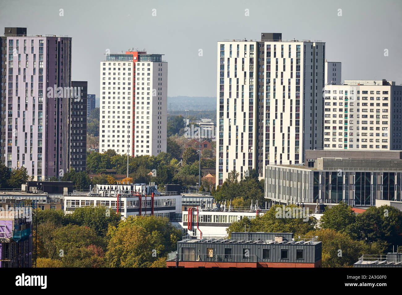 Salfords Skyline avec arbres et de tours Banque D'Images