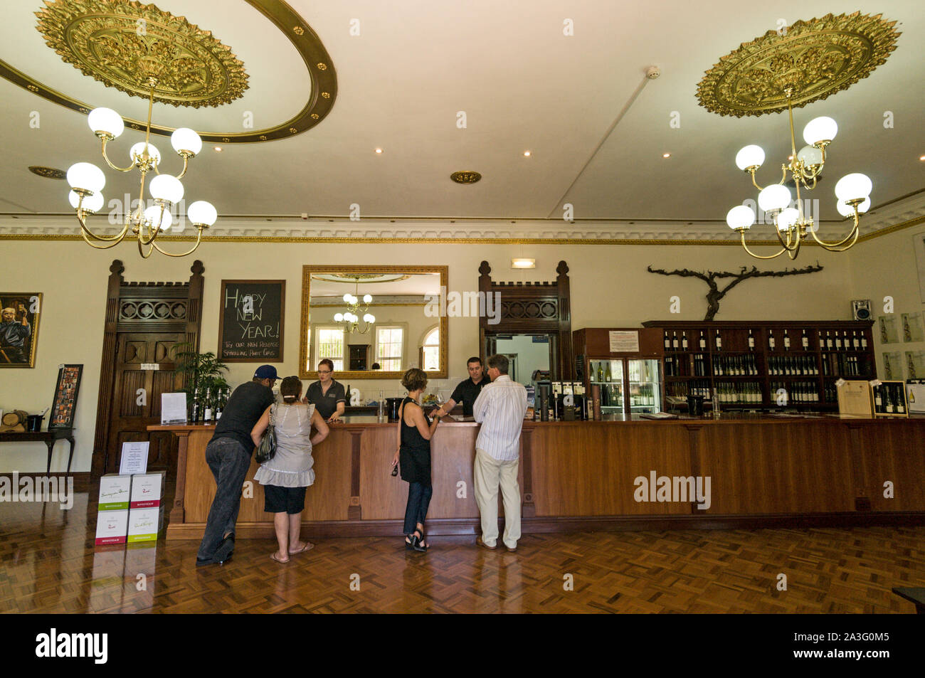 Les visiteurs sur un tour de vin, dégustation de vin à l'intérieur de Chateau Yaldara sur le McGulgan winery estate dans la région viticole de la Barossa Valley en Australie du Sud. L Banque D'Images