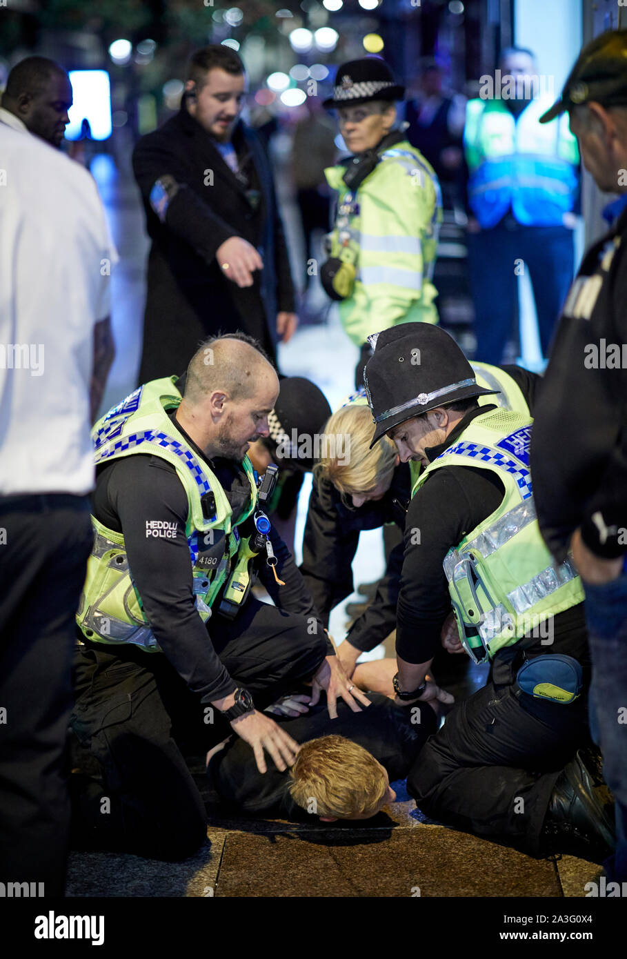 Pays de Galles Cardiff, les Gallois la police arrête un homme après l'ennui dans un pub Banque D'Images