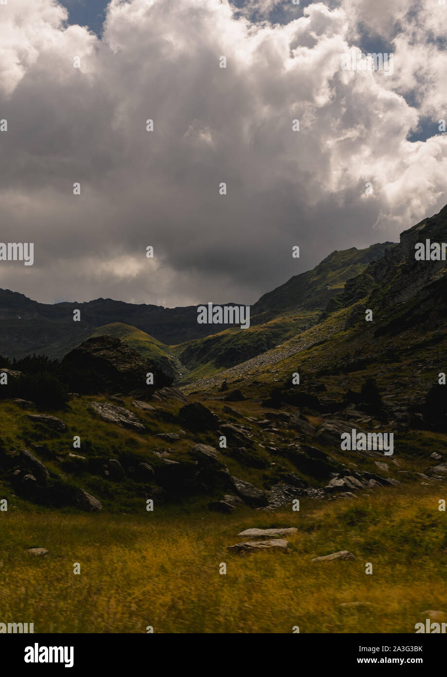 Panorama spectaculaire de la célèbre montagne Fagaras et fluffy clouds un jour d'été, Roumanie Banque D'Images