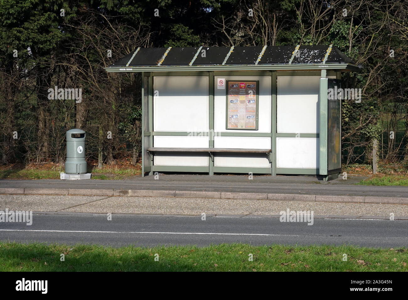 Camberley, Surrey, UK - 6 Février 2018 : British abribus avec personne attendant l'autobus Banque D'Images
