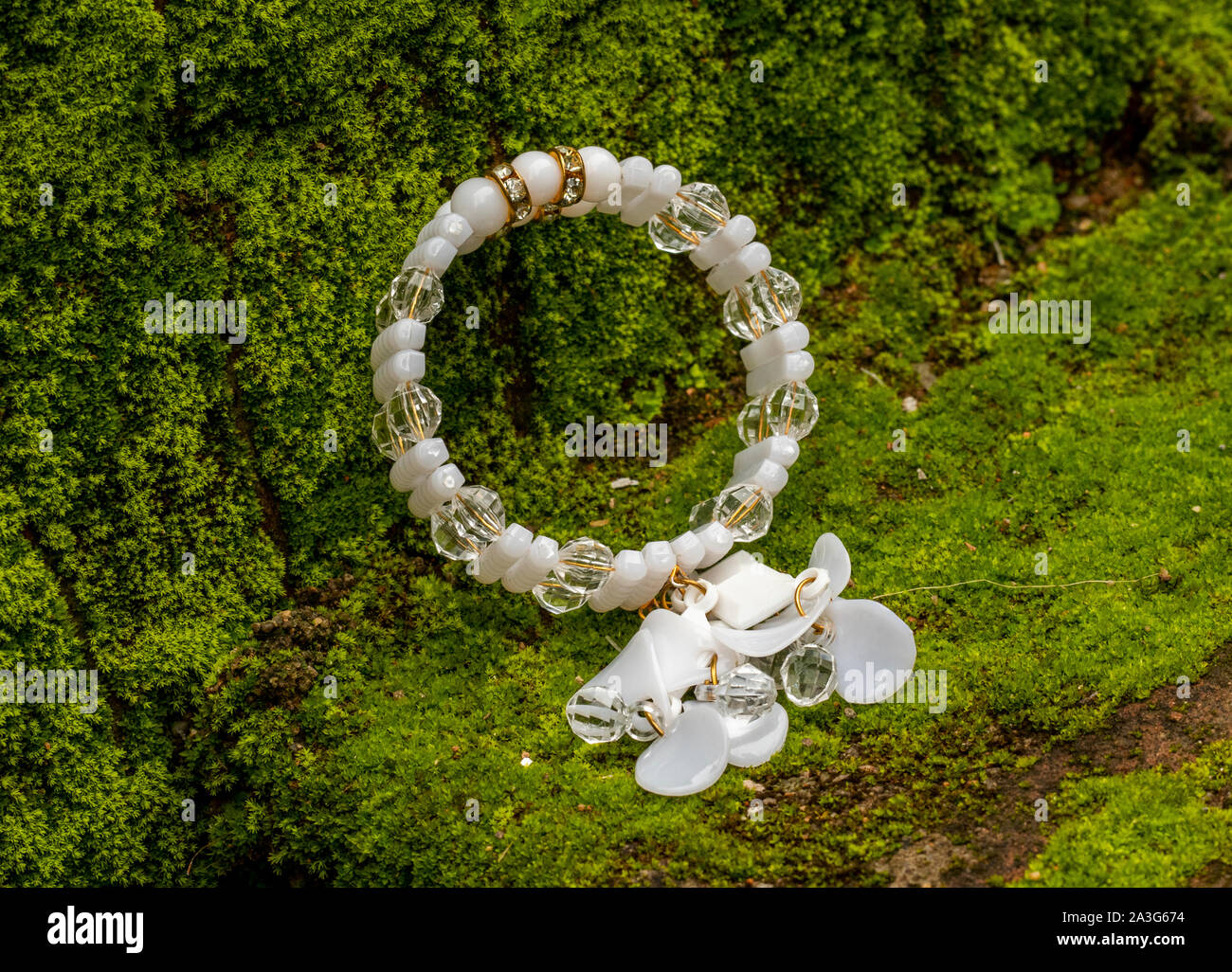 Bracelet à la mode décorative avec perles sur fond de mousse Photo Stock -  Alamy