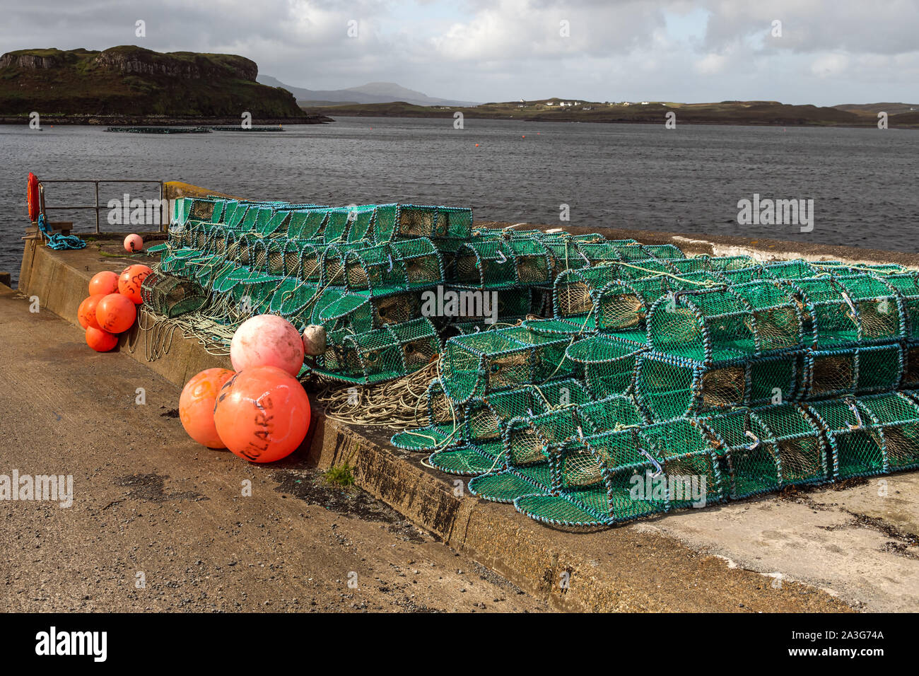 Les nouveaux casiers à homard sur Portnalong jetée sur l'île de Skye Ecosse Banque D'Images