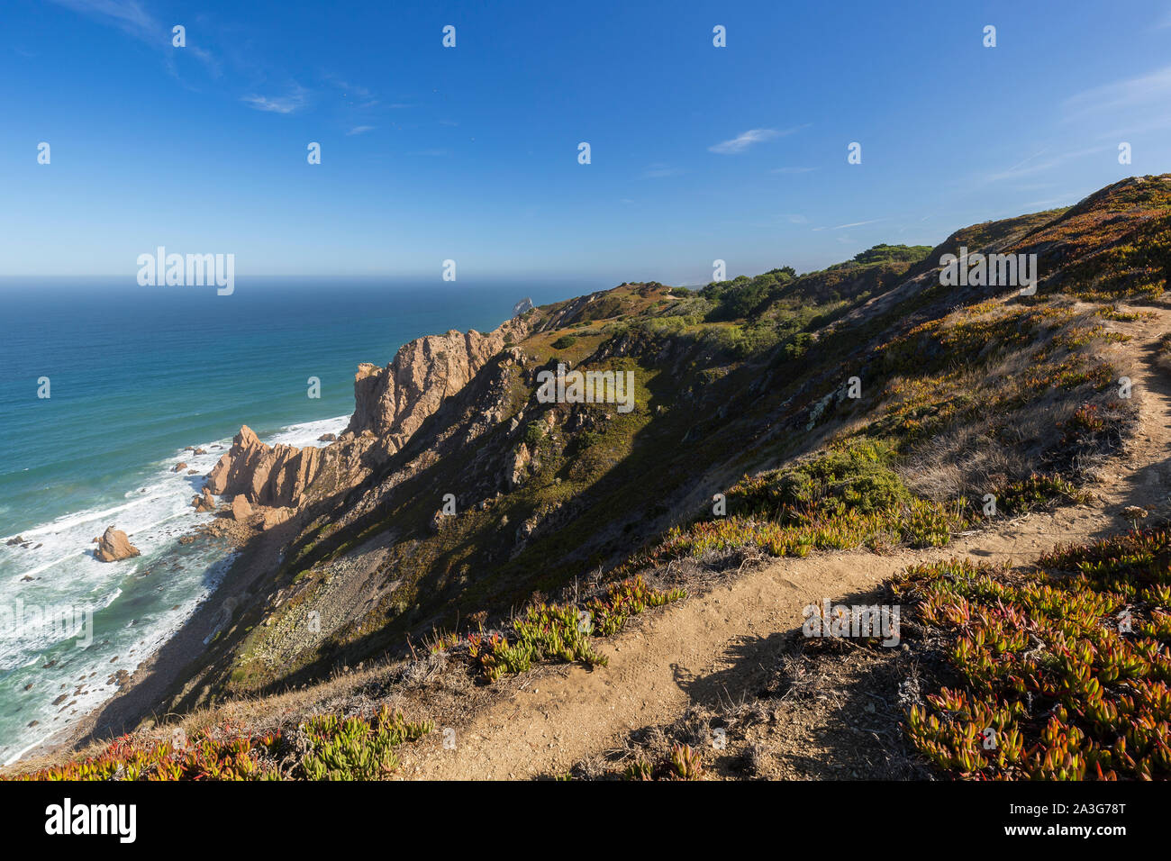 Vue panoramique sur l'océan Atlantique, un littoral accidenté et randonnées sentier près de Cabo da Roca, le point le plus de l'Europe continentale, au Portugal. Banque D'Images