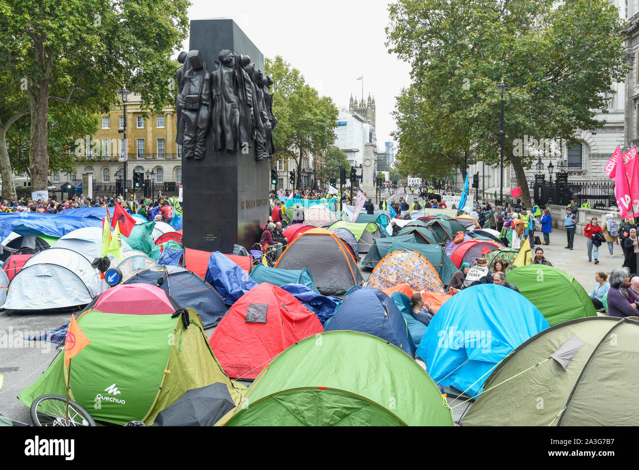 Londres, Royaume-Uni. 8 octobre 2019. Tentes érigés par des activistes du climat dans un camp de fortune dans la région de Whitehall en dehors de Downing Street, le deuxième jour de l'extinction la protestation de rébellion qui est prévu de fermeture, Westminster et d'autres domaines dans la capitale depuis deux semaines. Les manifestants demandent à l'action immédiate du gouvernement pour aborder les effets négatifs du changement climatique. Crédit : Stephen Chung / Alamy Live News Banque D'Images