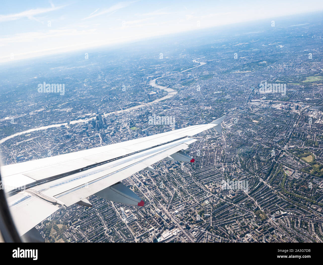 Vue depuis la fenêtre plan oapproaching Ville de Londres avec des gratte-ciel & Thames, Angleterre, RU Banque D'Images