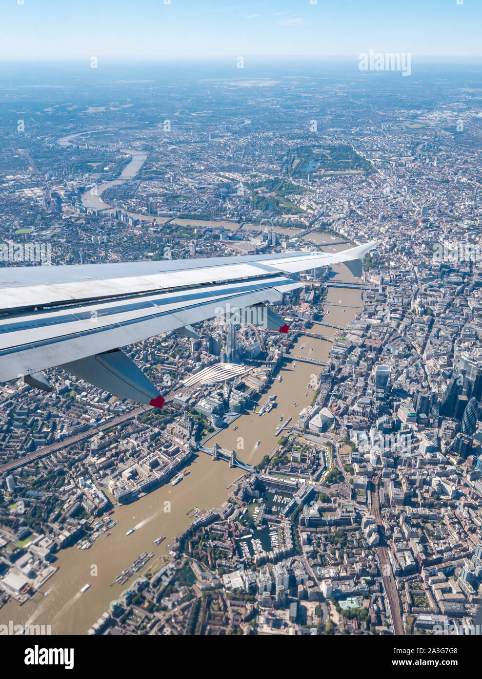 Vue depuis la fenêtre en avion sur la Tamise et le centre-ville, avec Shard, Tower Bridge et Hyde Park, Londres, Angleterre, Royaume-Uni Banque D'Images