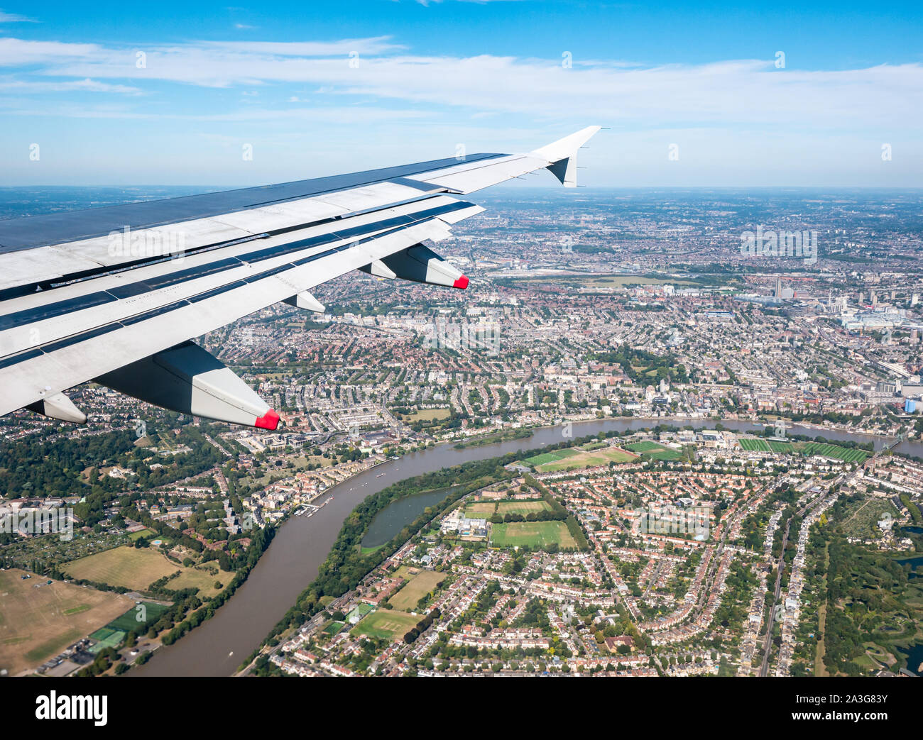 Vue depuis la fenêtre de l'avion au-dessus de la rivière Thames, avec les rues résidentielles, London, England, UK Banque D'Images