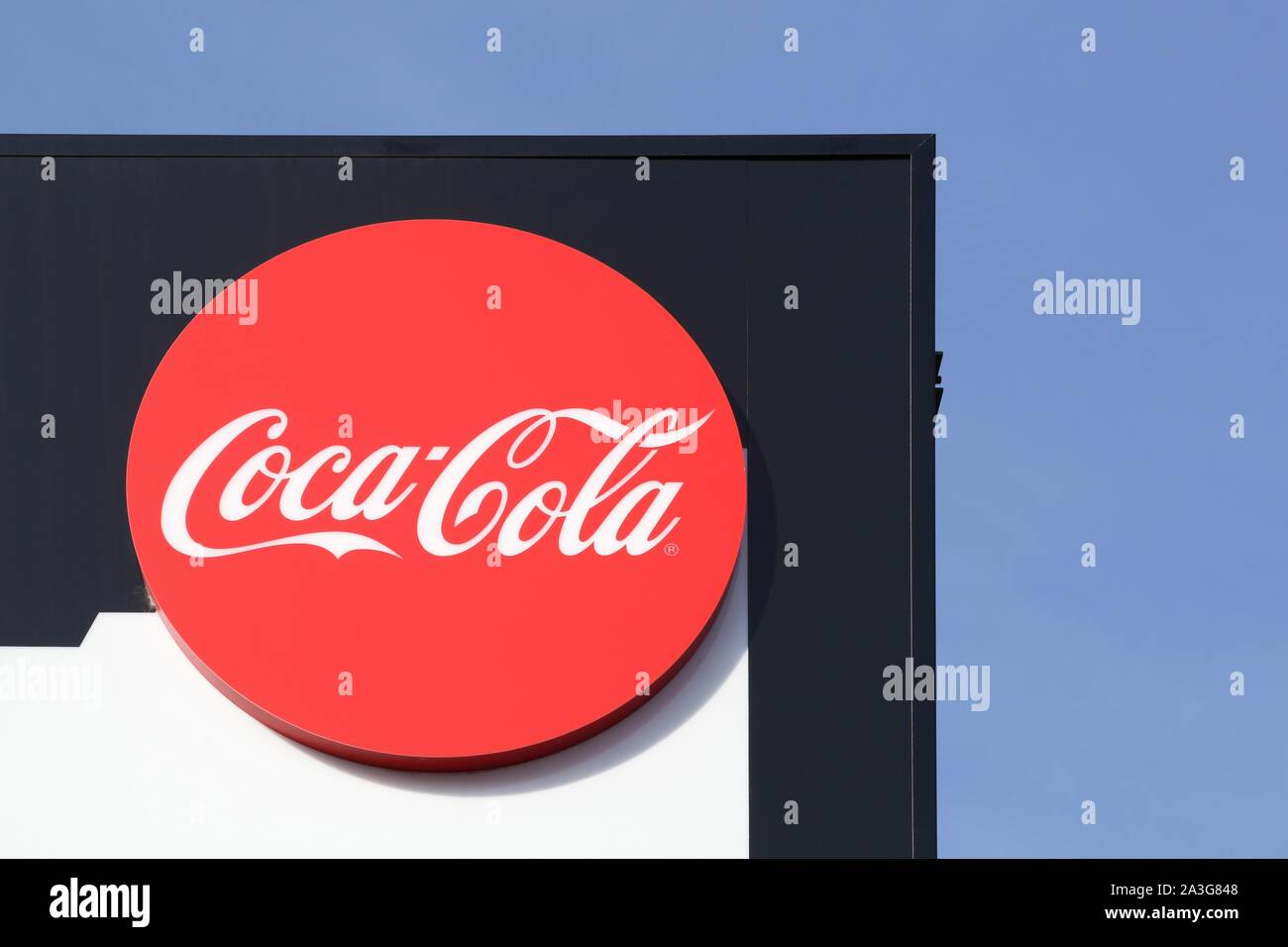 Aarhus, Danemark - 1 août 2019 : Coca Cola logo sur un mur. Coca Cola est une boisson gazeuse. Il est produit par The Coca-Cola Company à Atlanta Banque D'Images