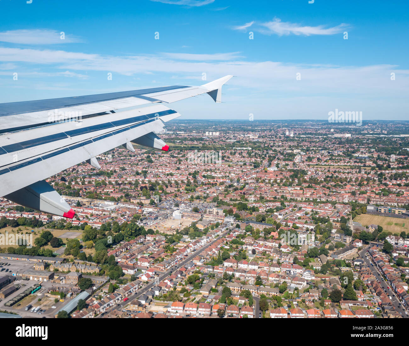 Vue depuis la fenêtre de l'avion sur les rues résidentielles en approche sur l'aéroport de Heathrow, Londres, Angleterre, Royaume-Uni Banque D'Images