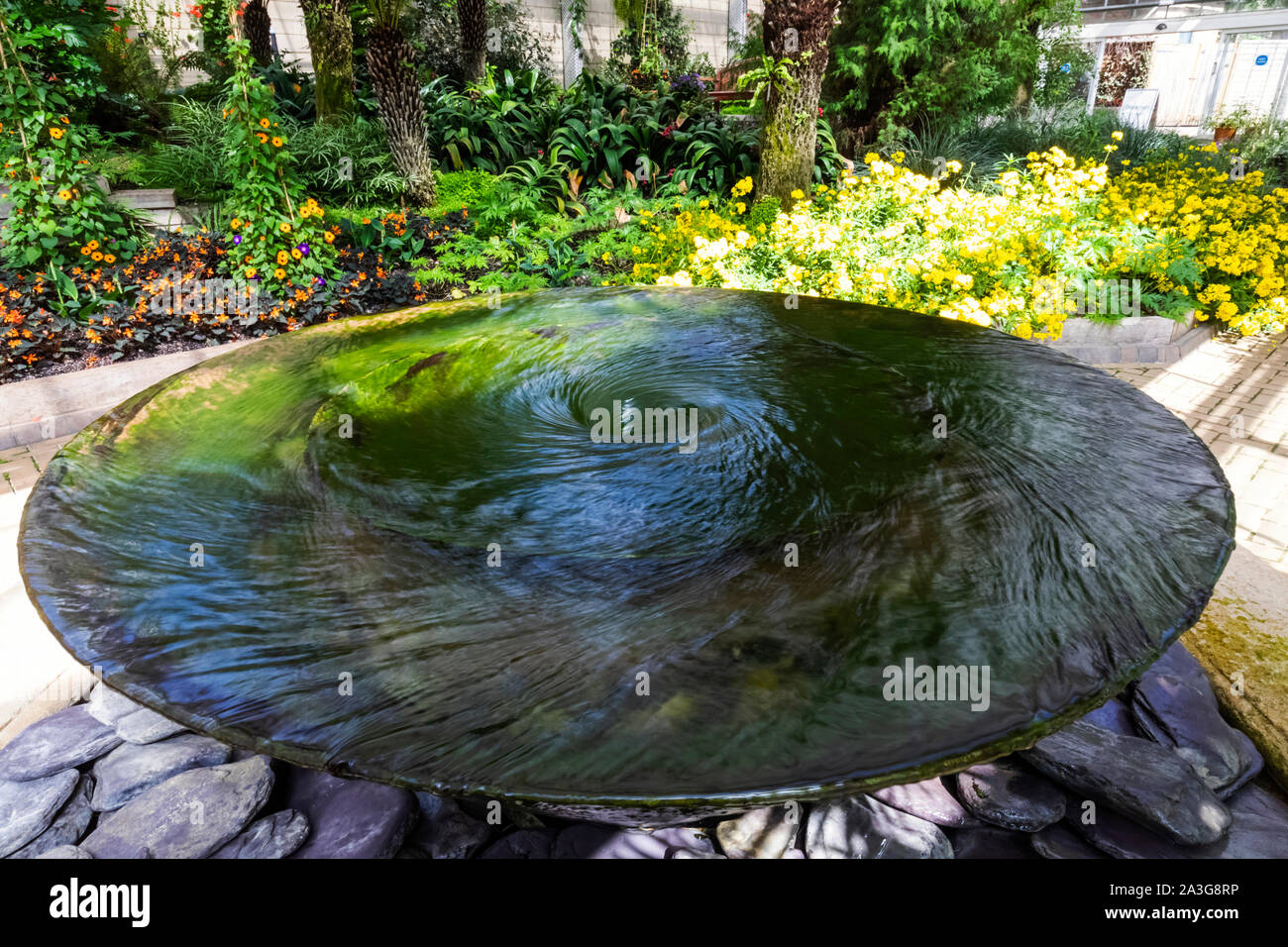 L'Angleterre, Berkshire, Windsor, Windsor Great Park, le Savill Garden, La Reine Elizabeth II Europe House, le Charybde d'une fontaine conçue par Gi Banque D'Images