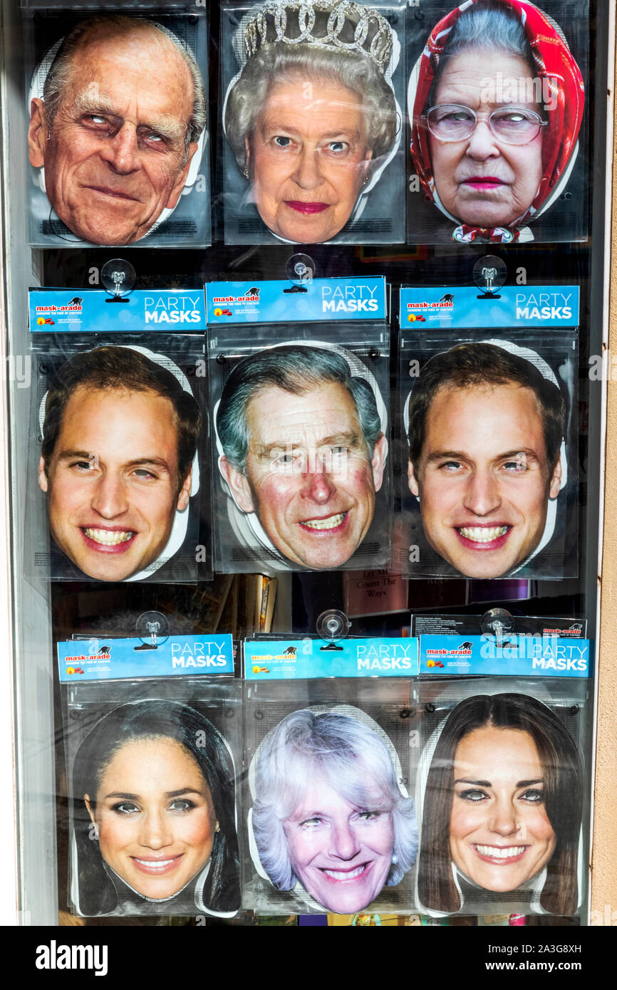 L'Angleterre, Berkshire, masques souvenirs représentant les membres de la famille royale britannique Banque D'Images