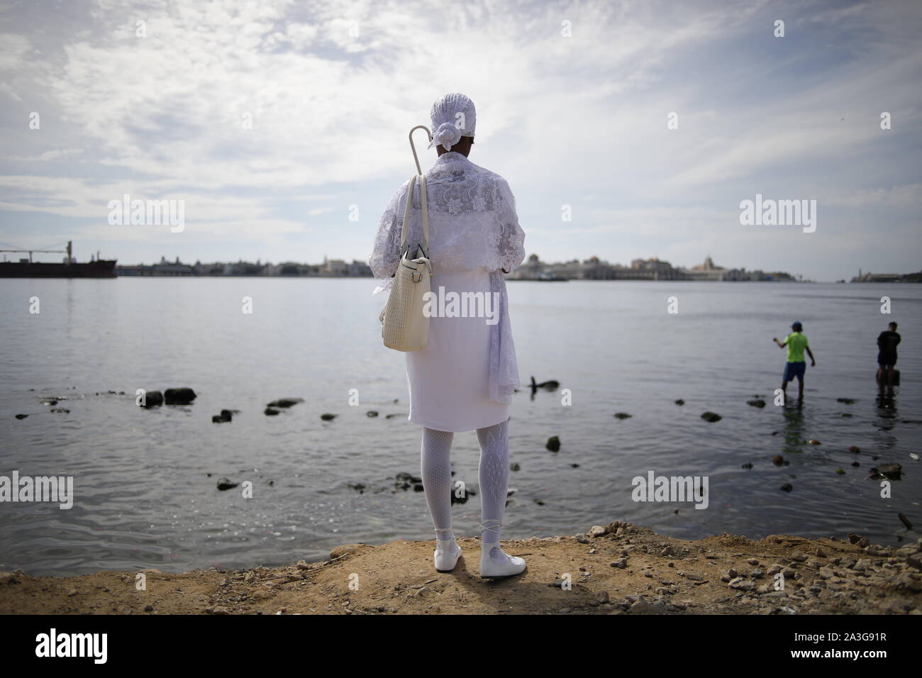 Des gens habillés en blanc rendre hommage à Yemaya, une divinité de la religion afro-cubaine, dans la baie de La Havane. Banque D'Images