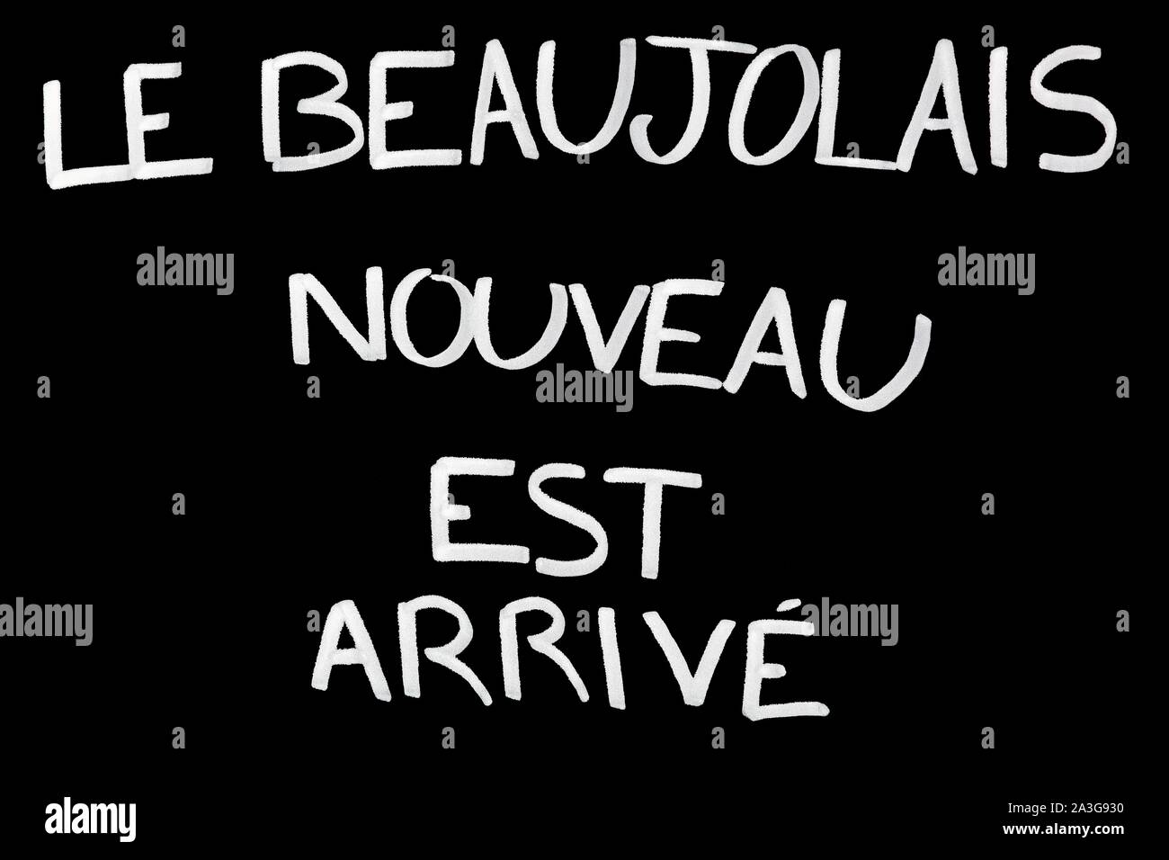 Vin Beaujolais nouveau texte est arrivé sur une ardoise en langue française Banque D'Images