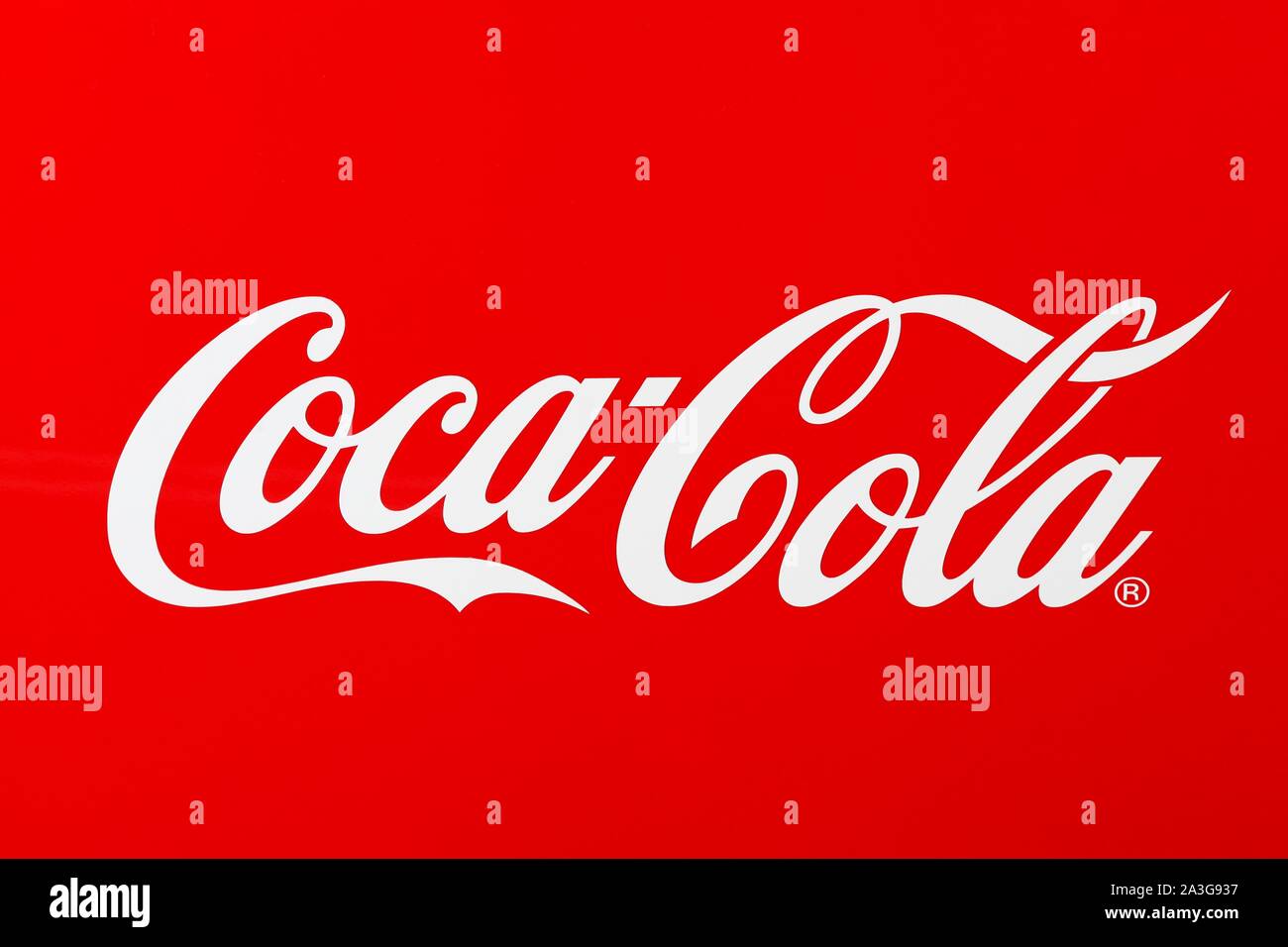 Decines Charpieu, France - le 13 juin 2019 : Coca Cola logo sur un mur. Coca Cola est une boisson gazeuse. Il est produit par The Coca-Cola Company à Atlanta Banque D'Images