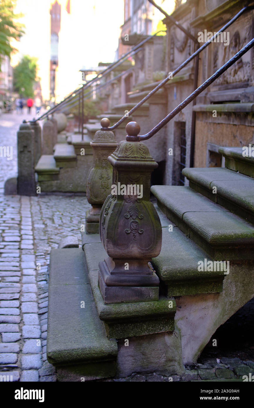 Sculptures en façade rue Mariaka - Impressions de Gdańsk (Danzig en allemand), une ville portuaire sur la côte baltique de la Pologne Banque D'Images