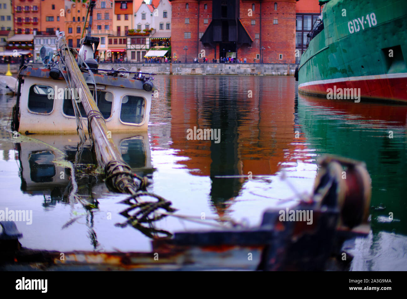 Épave de bateau dans la marina de Gdańsk (Danzig en allemand), une ville portuaire sur la côte baltique de la Pologne Banque D'Images