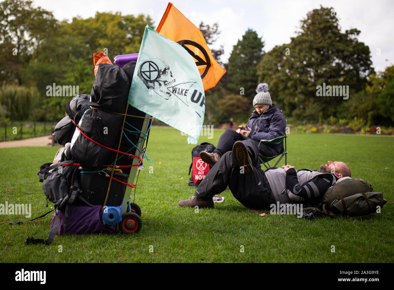 Les manifestants campent dans St James's Park au cours d'une rébellion d'Extinction (XR) changement climatique protester dans le centre de Londres. Banque D'Images