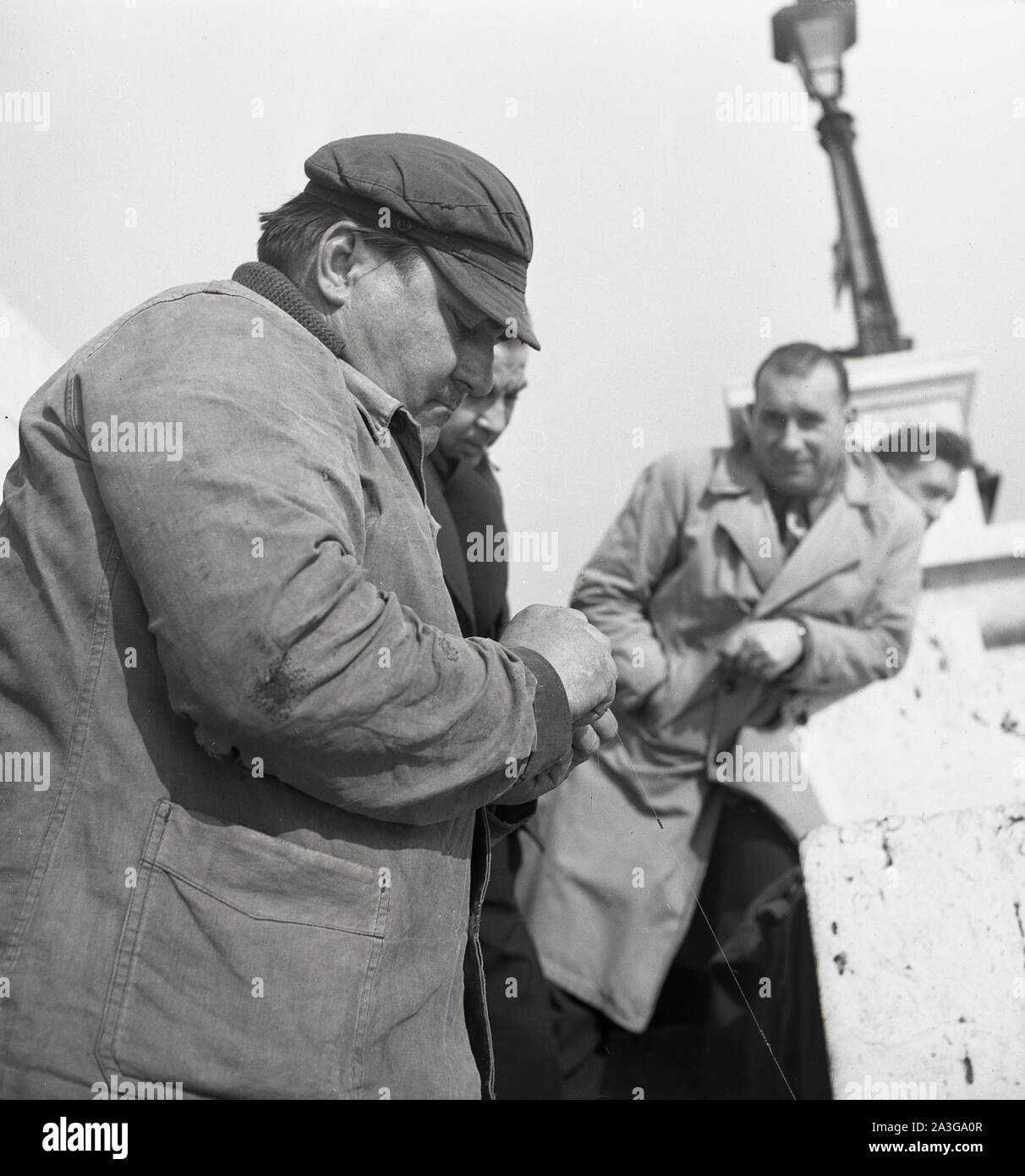 Années 1950, historique, un pêcheur avec sa ligne au Pont au Change, un pont sur la Seine, Paris, France. Banque D'Images