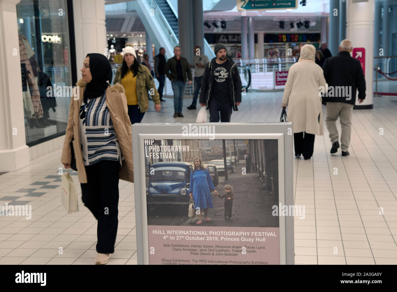 Hull Yorkshire UK. Princes Quay shopping centre 2019 HIP fest Festival International de la photographie de la coque dans nouveau centre commercial Exposition 'Hull voyageant sud' par Homer Sykes. 2010s HOMER SYKES Banque D'Images