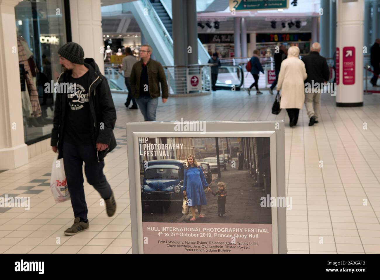 Hull Yorkshire UK. Princes Quay shopping centre 2019 HIP fest Festival International de la photographie de la coque dans nouveau centre commercial Exposition 'Hull voyageant sud' par Homer Sykes. 2010s HOMER SYKES Banque D'Images