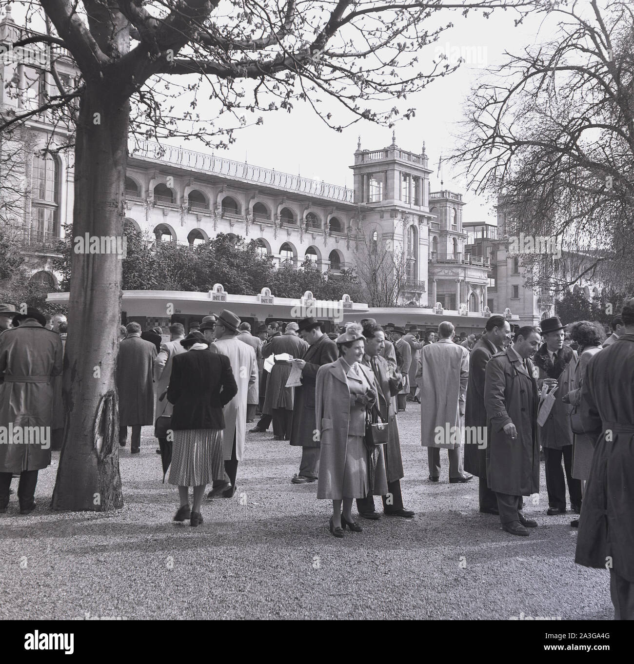 Années 1950, historique, pilotes à l'hippodrome de Longchamp, Bois de Boulogne, Paris, France, qui abrite la célèbre course à plat, le Prix de l'Arc de Triomphe. Banque D'Images