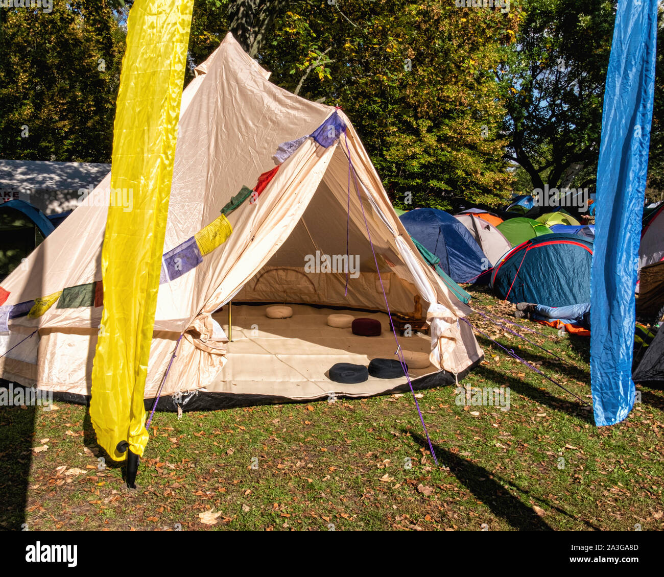 Allemagne, Berlin, Potsdamerplatz, 7 octobre 2019. Le changement climatique village de tentes sur la pelouse à l'extérieur des bureaux officiels de la chancelière allemande. L'Extinction la rébellion (XR) Manifestation à Berlin appelle à plus de protection du climat et la prévention de l'extinction des espèces. . Les manifestants ont occupé un grand carrefour à Potsdamer Platz et apporté le trafic à l'arrêt. La semaine de protestation est partie d'une protestation à l'échelle mondiale et les gouvernements sont instamment invités à prendre des mesures. crédit : Eden Breitz/Alamy Banque D'Images