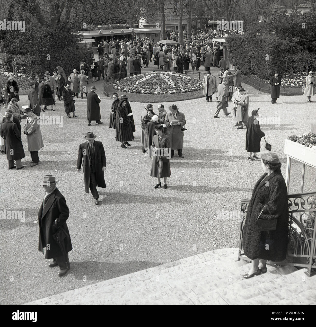 Années 1950, historiques, racegoers à l'Hippodrome de Longchamp, Bois de Boulogne, Paris, France, de la courses de plat, le prix de l'Arc de Triomphe'. Banque D'Images