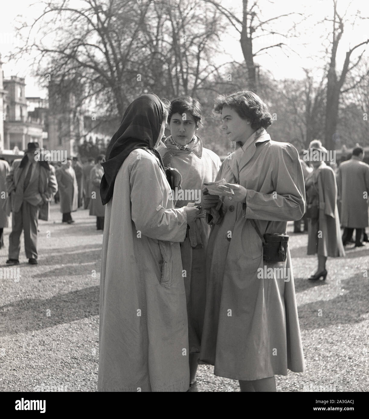 Années 1950, historiques, femme racegoers à l'Hippodrome de Longchamp, Bois de Boulogne, Paris, France, de la courses de plat, le prix de l'Arc de Triomphe'. Banque D'Images