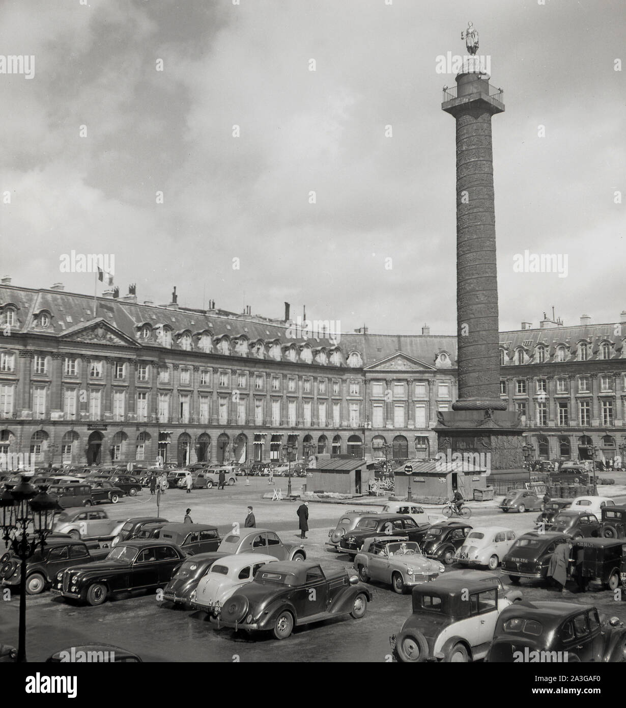 1950, après-guerre et d'une vue sur la Place Vendôme, Paris, France montrant l'automobile de l'époque qui était stationné sur la place et la colonne Vendôme. Banque D'Images