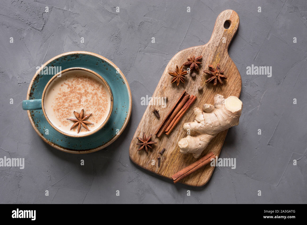 Tasse à thé indien Masala d'épices sur table béton gris. Vue d'en haut. L'espace pour le texte. Banque D'Images