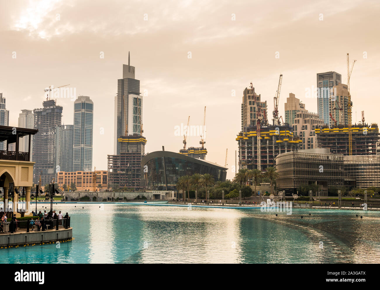 Skylines surrouding moderne le Burj Khalifa Lake sous le coucher du soleil, où il y a de l'eau effectue tous les soirs Banque D'Images