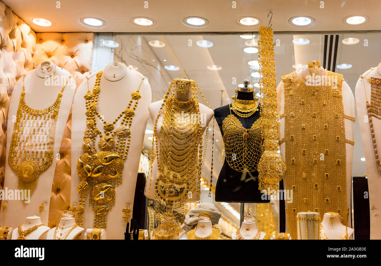 Bijoux en or de la fenêtre dans une boutique dans le Souk de l'or dans la  région de Deira à Dubaï, Émirats arabes unis. L'un des plus populaires  destinations de magasinage et