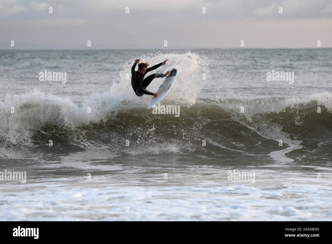 Surfeur vole loin du sommet de la vague - la manœuvre aérienne est susceptible de marquer fortement dans les prochains Jeux olympiques Banque D'Images