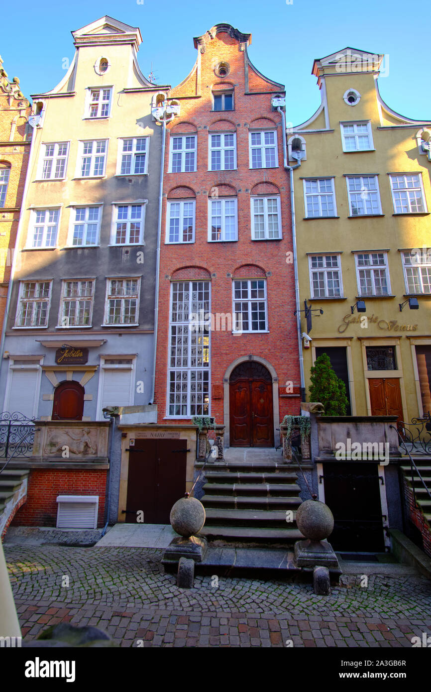 Sculptures en façade rue Mariaka - Impressions de Gdańsk (Danzig en allemand), une ville portuaire sur la côte baltique de la Pologne Banque D'Images