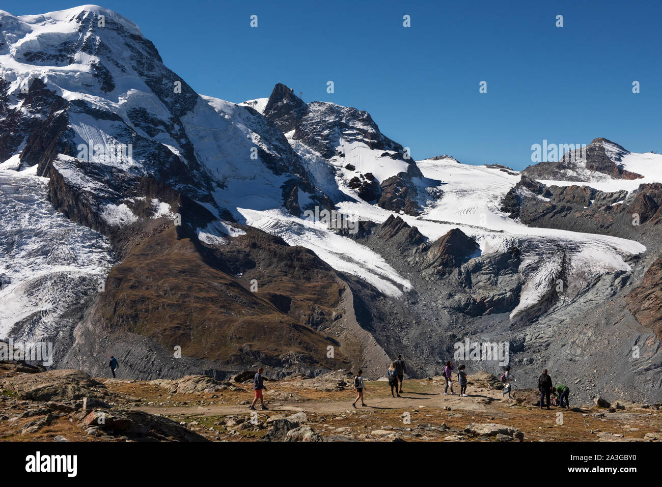Montrant Gornergrat Monte Rossa massif, au-dessus de Zermatt en Suisse. Septembre 2019 Vue depuis le train. Le glacier du Gorner (allemand : Gornergletscher) Banque D'Images Montrant Gornergrat Monte Rossa massif, au-dessus de Zermatt en Suisse. Septembre 2019 Vue depuis le train. Le glacier du Gorner (allemand : Gornergletscher) Banque D'Images