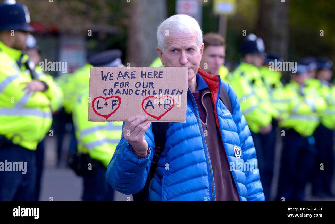 Londres, Royaume-Uni. 8e octobre 2019. Manifestations de rébellion extinction porter le centre de Londres jusqu'à l'arrêt pour une deuxième journée. Credit : PjrFoto/Alamy Live News Banque D'Images