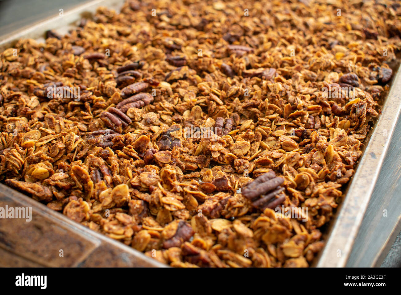 Granola érable cannelle avec pacanes : Vue rapprochée de la cannelle granola aux pacanes sur une feuille pan Banque D'Images