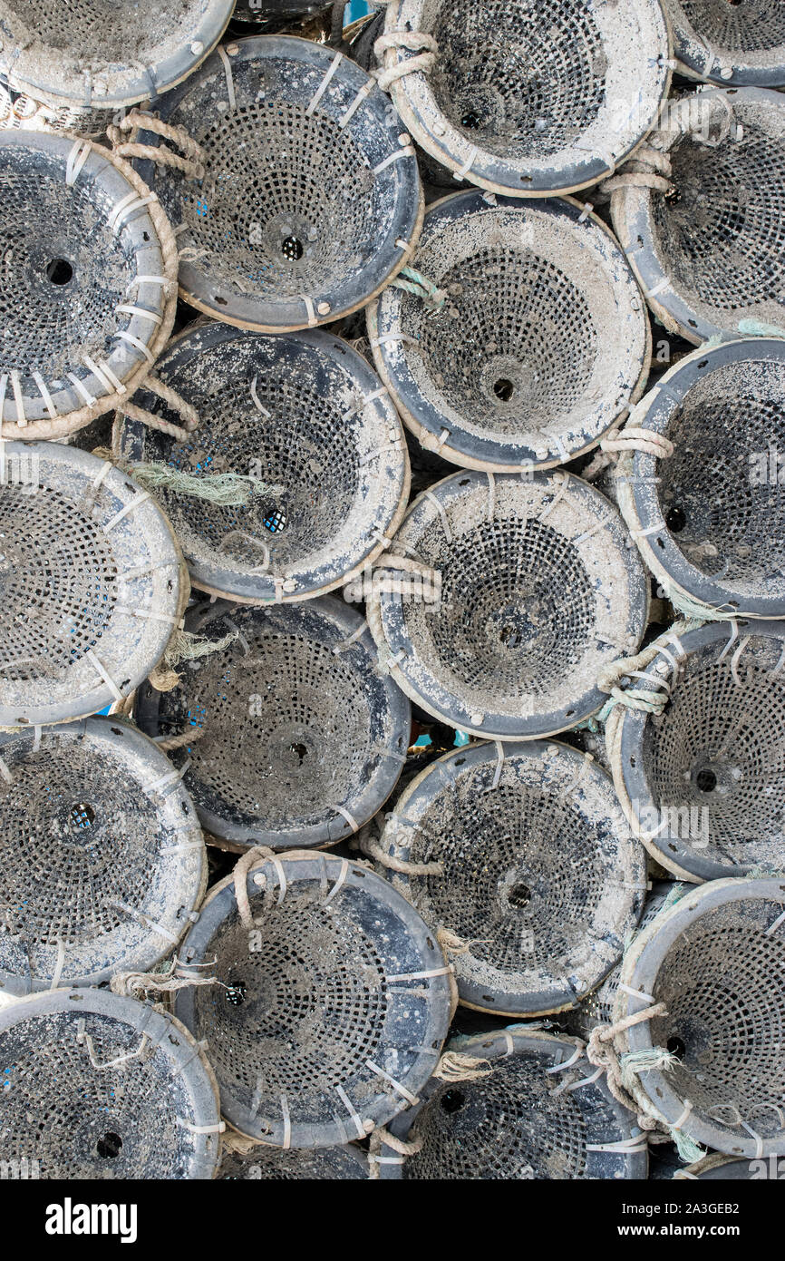 Pots de crevettes empilés sur le quai à Yarmouth, à l'île de Wight Banque D'Images