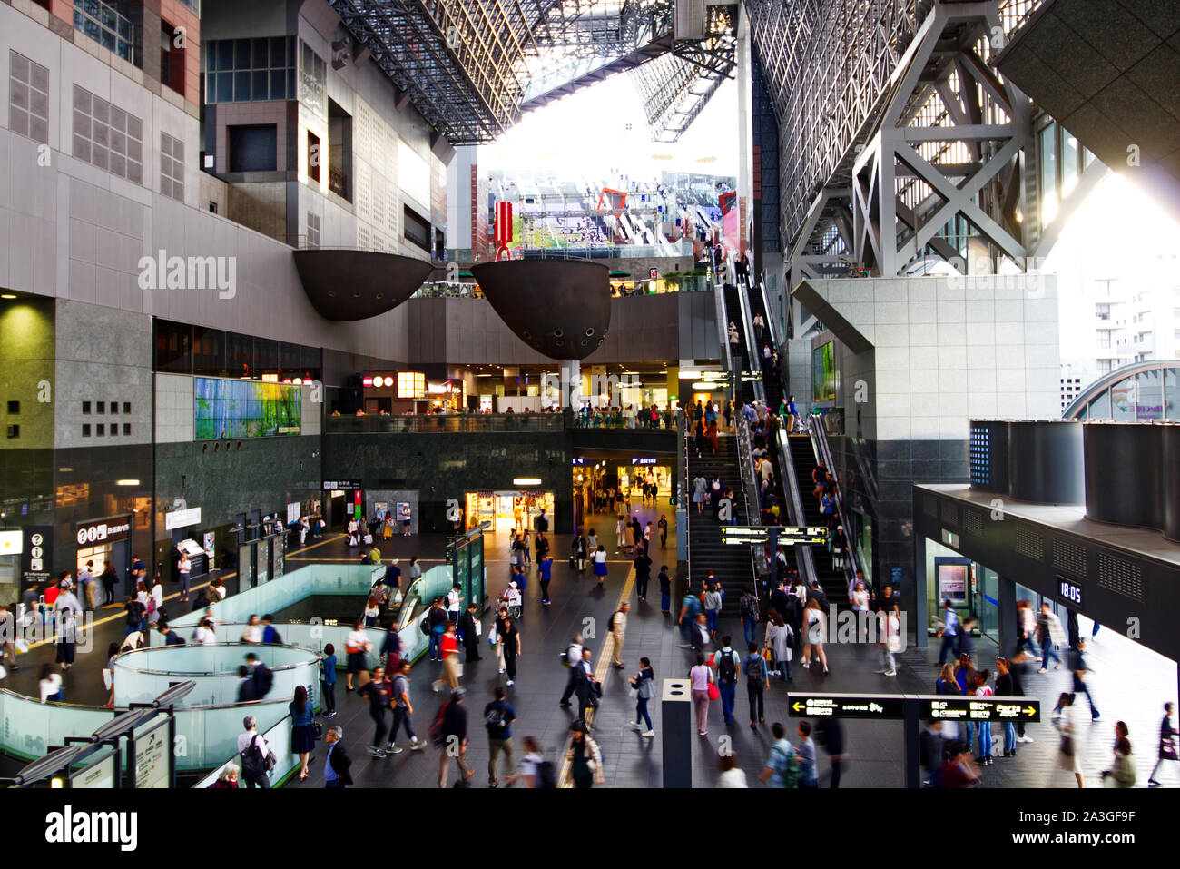 L'heure de pointe, la foule dans le hall principal de futuriste de la gare de Kyoto, Japon Banque D'Images