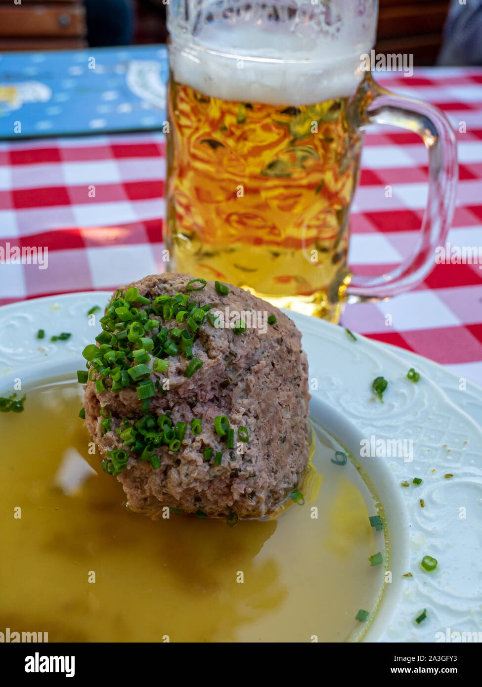 Quenelles de foie sur l'Oktoberfest avec de la bière Banque D'Images